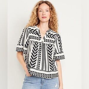 EUC Old Navy Split-Neck Textured Top. Size small. Runs large.